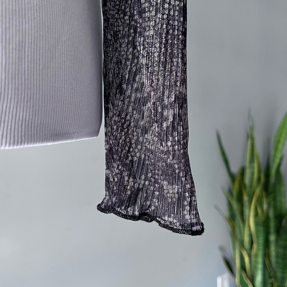 NWT Blashe Sheer Snakeskin Long Sleeve Crop Top Small - Picture 4 of 5